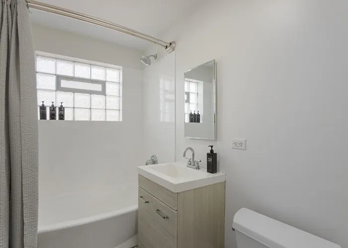 2br,1ba With Modern Amenities Rogers Park And Free Parking Apartamento *