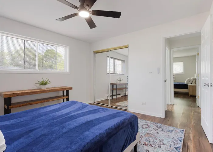 2br,1ba With Modern Amenities Rogers Park And Free Parking